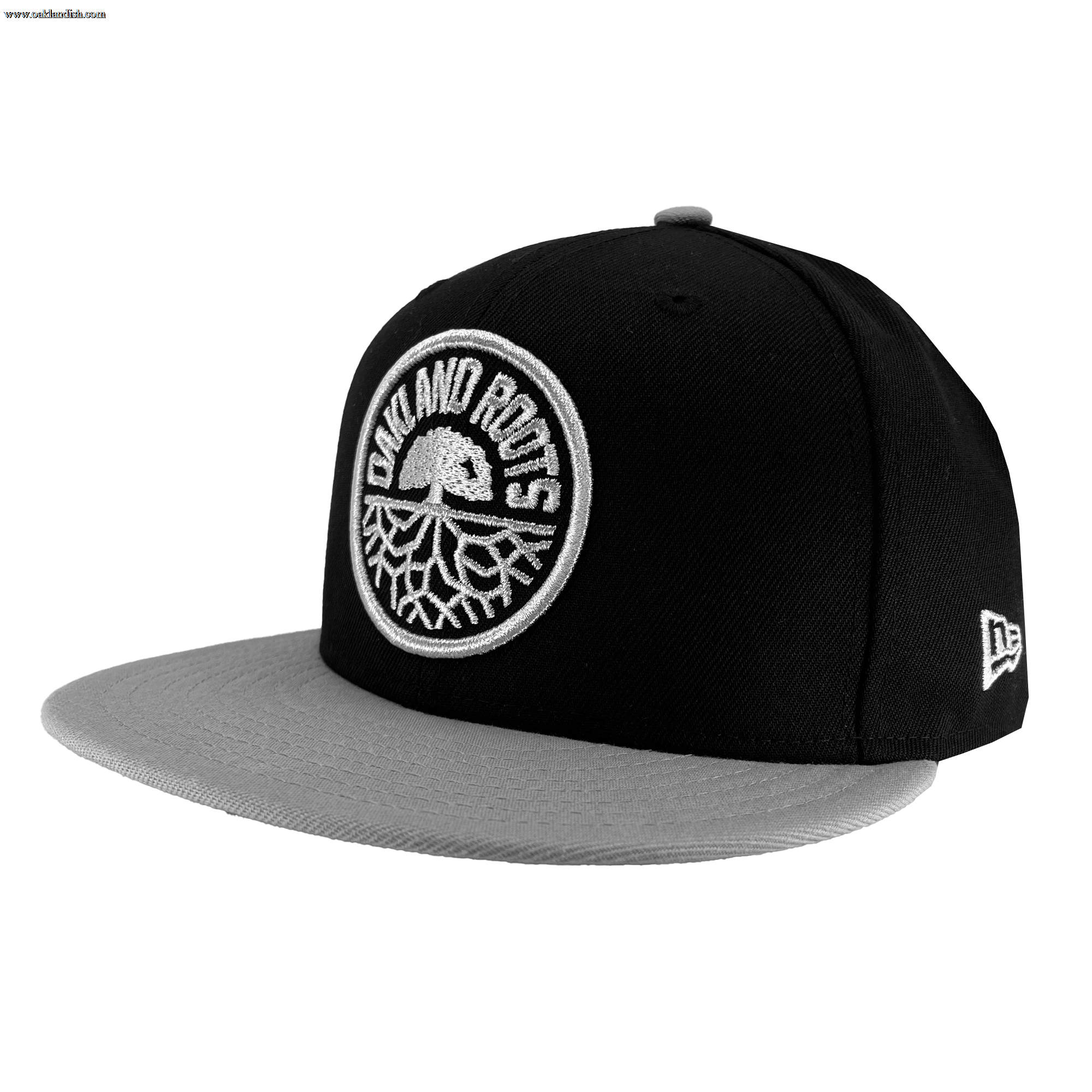 Introducing the New Era Oakland Roots SC 59FIFTY Cap by Other: This black snapback features a flat, light gray brim and a round patch logo on the front with “Oakland Roots” text, a tree graphic, and visible roots—an ideal pick for any Oakland sports club supporter. The iconic New Era logo is embroidered in white on the left side of the cap.